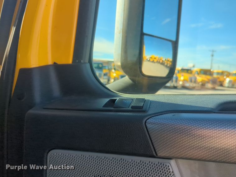 image for item EQ2453 2021 Freightliner Cascadia 126 semi truck