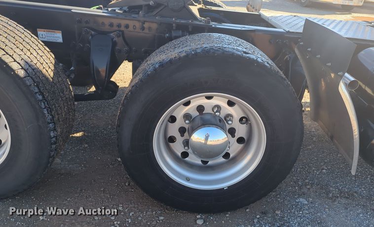 image for item EQ2453 2021 Freightliner Cascadia 126 semi truck