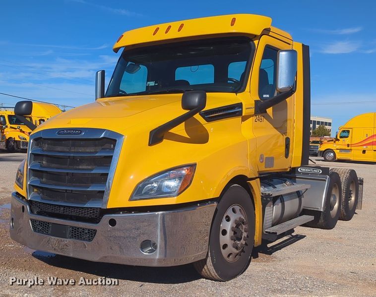 image for item EQ2455 2020 Freightliner Cascadia 126 semi truck