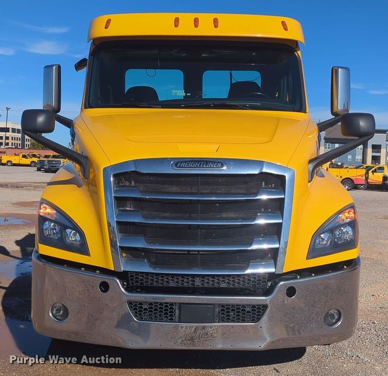 image for item EQ2455 2020 Freightliner Cascadia 126 semi truck