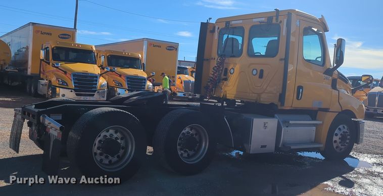 image for item EQ2455 2020 Freightliner Cascadia 126 semi truck