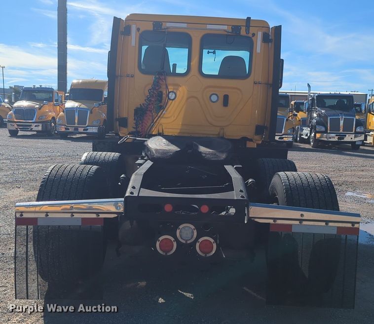 image for item EQ2455 2020 Freightliner Cascadia 126 semi truck