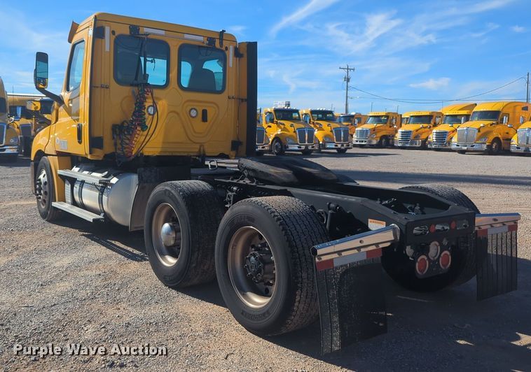 image for item EQ2455 2020 Freightliner Cascadia 126 semi truck