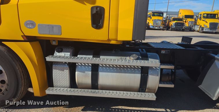 image for item EQ2455 2020 Freightliner Cascadia 126 semi truck