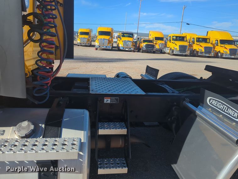 image for item EQ2455 2020 Freightliner Cascadia 126 semi truck