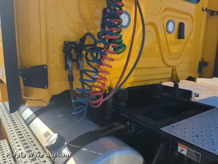 image for item EQ2455 2020 Freightliner Cascadia 126 semi truck