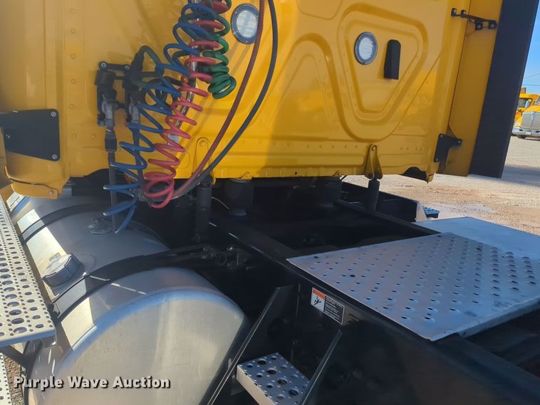 image for item EQ2455 2020 Freightliner Cascadia 126 semi truck