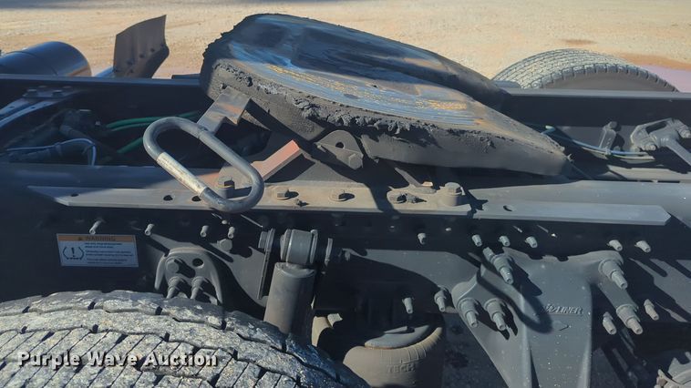 image for item EQ2455 2020 Freightliner Cascadia 126 semi truck