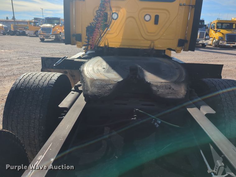 image for item EQ2455 2020 Freightliner Cascadia 126 semi truck