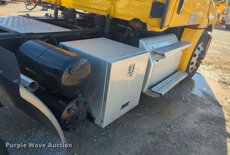 image for item EQ2455 2020 Freightliner Cascadia 126 semi truck