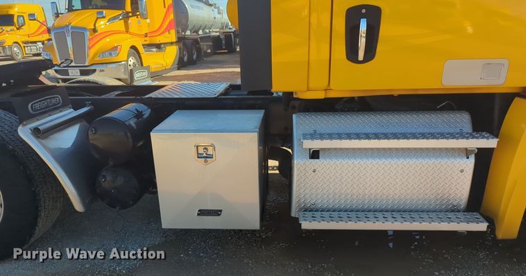 image for item EQ2455 2020 Freightliner Cascadia 126 semi truck