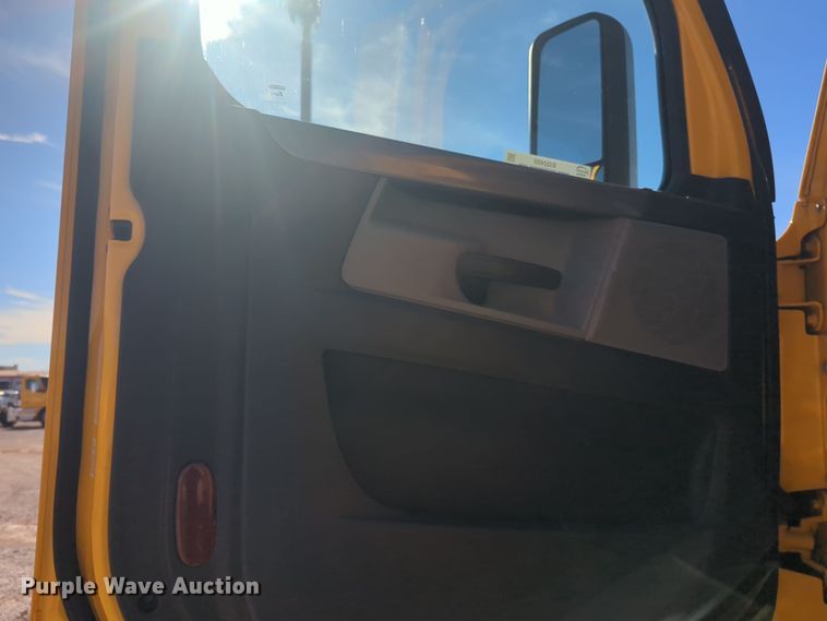 image for item EQ2455 2020 Freightliner Cascadia 126 semi truck