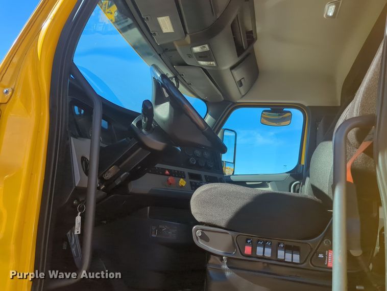 image for item EQ2455 2020 Freightliner Cascadia 126 semi truck