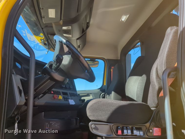 image for item EQ2455 2020 Freightliner Cascadia 126 semi truck