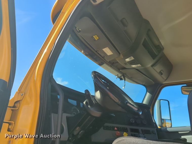 image for item EQ2455 2020 Freightliner Cascadia 126 semi truck