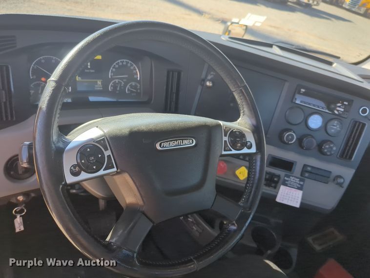 image for item EQ2455 2020 Freightliner Cascadia 126 semi truck