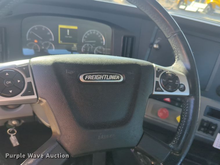 image for item EQ2455 2020 Freightliner Cascadia 126 semi truck