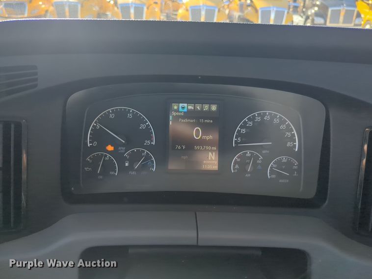 image for item EQ2455 2020 Freightliner Cascadia 126 semi truck