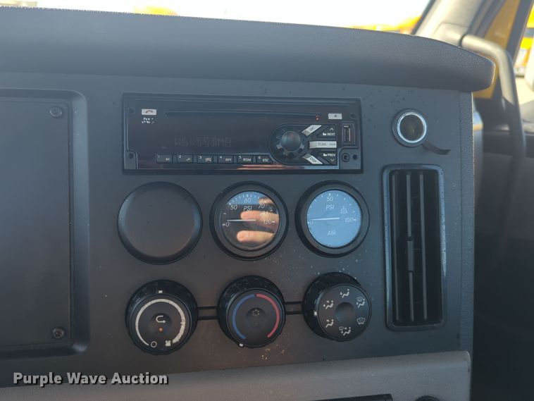 image for item EQ2455 2020 Freightliner Cascadia 126 semi truck