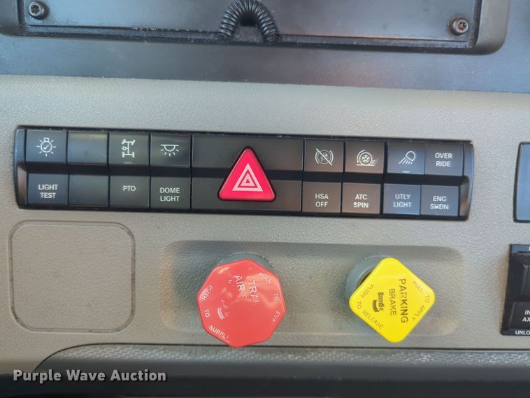 image for item EQ2455 2020 Freightliner Cascadia 126 semi truck