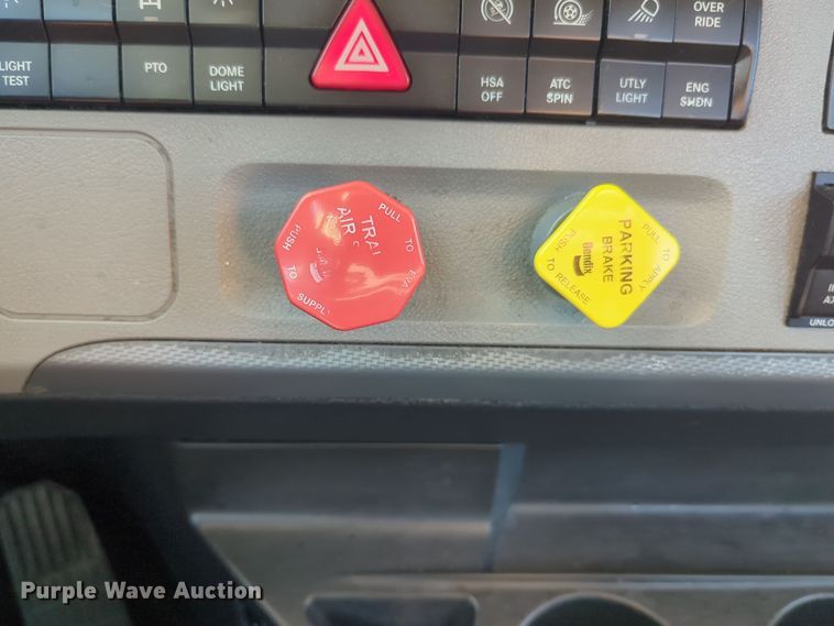 image for item EQ2455 2020 Freightliner Cascadia 126 semi truck