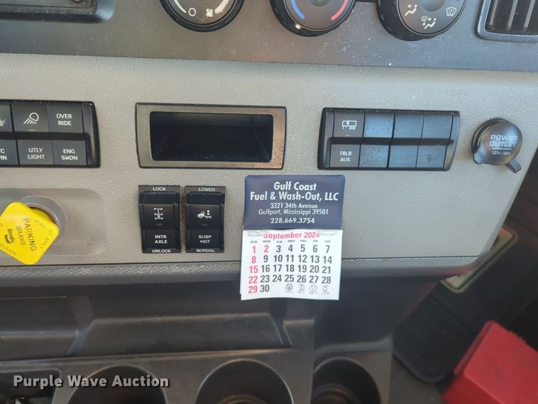 image for item EQ2455 2020 Freightliner Cascadia 126 semi truck