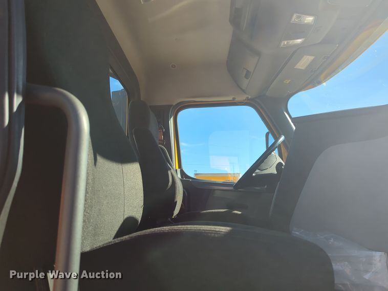 image for item EQ2455 2020 Freightliner Cascadia 126 semi truck