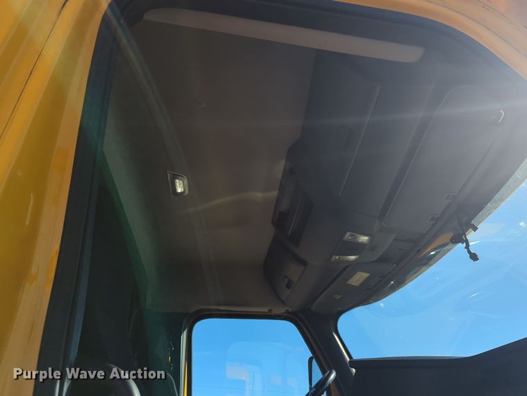 image for item EQ2455 2020 Freightliner Cascadia 126 semi truck