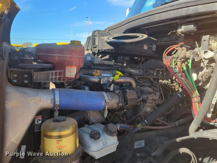 image for item EQ2455 2020 Freightliner Cascadia 126 semi truck