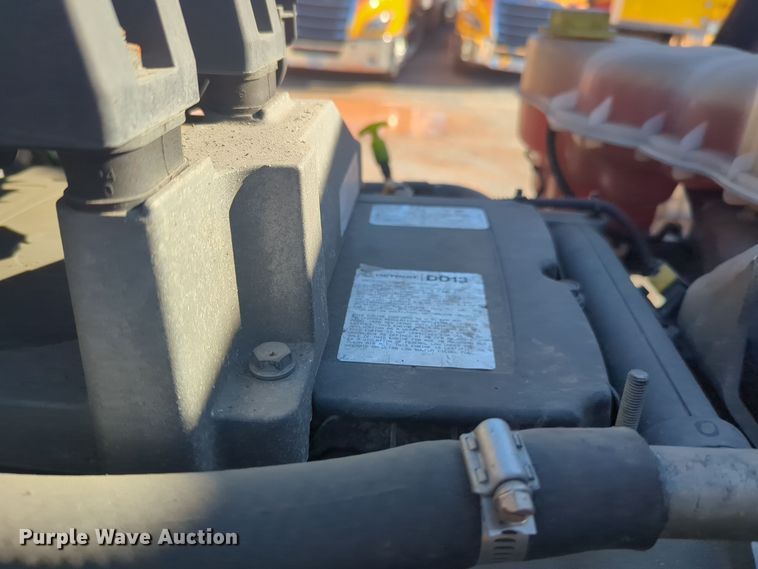 image for item EQ2455 2020 Freightliner Cascadia 126 semi truck