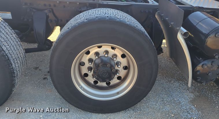 image for item EQ2455 2020 Freightliner Cascadia 126 semi truck