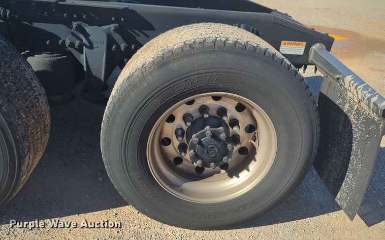 image for item EQ2455 2020 Freightliner Cascadia 126 semi truck