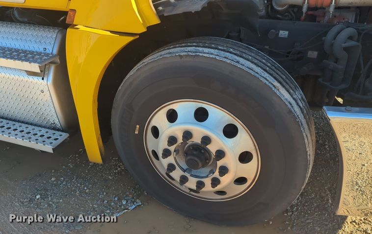 image for item EQ2455 2020 Freightliner Cascadia 126 semi truck