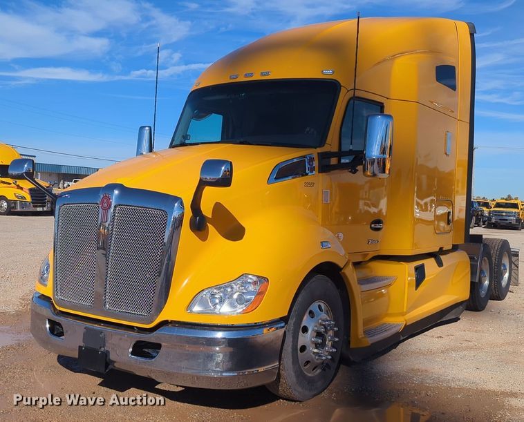image for item EQ2456 2022 Kenworth T680 semi truck
