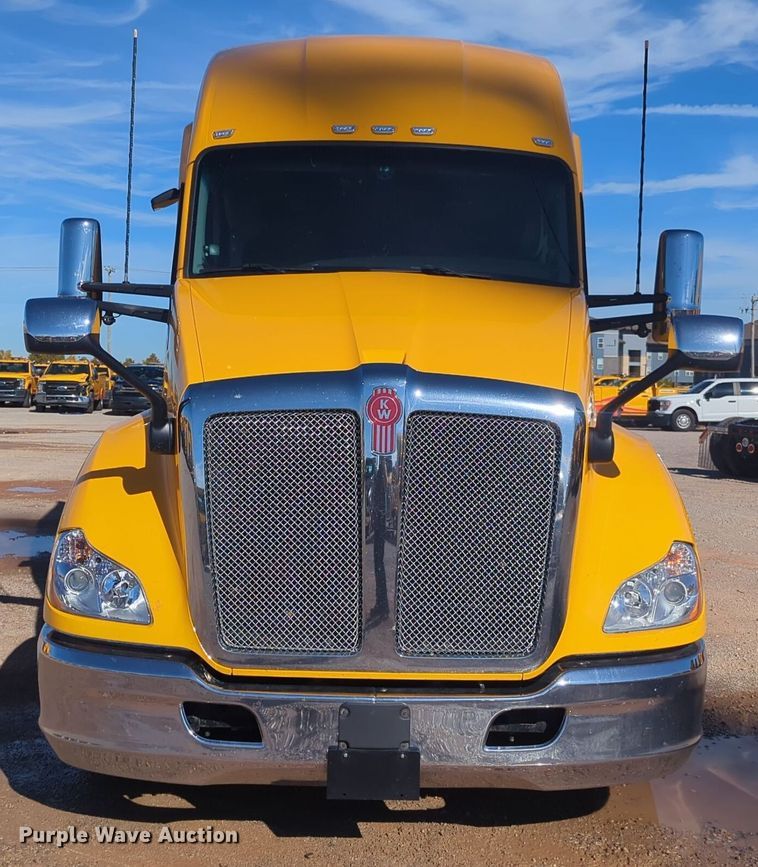 image for item EQ2456 2022 Kenworth T680 semi truck