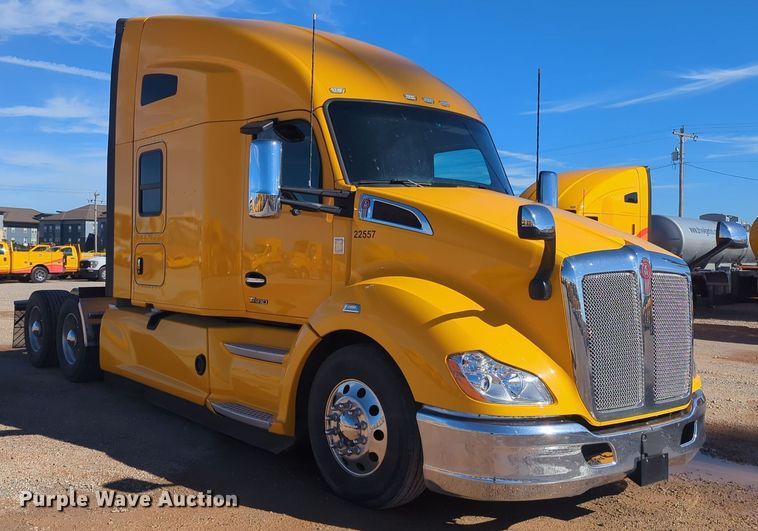 image for item EQ2456 2022 Kenworth T680 semi truck