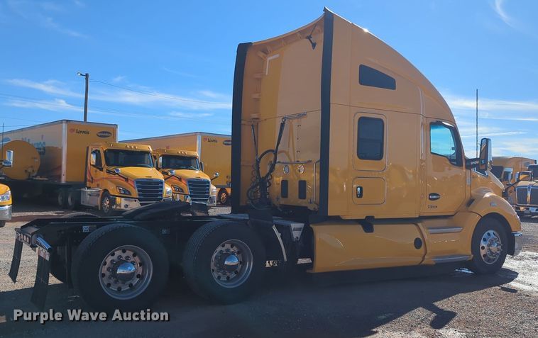 image for item EQ2456 2022 Kenworth T680 semi truck