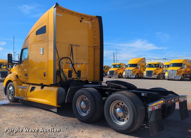 image for item EQ2456 2022 Kenworth T680 semi truck