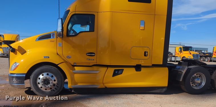 image for item EQ2456 2022 Kenworth T680 semi truck