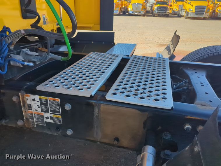 image for item EQ2456 2022 Kenworth T680 semi truck