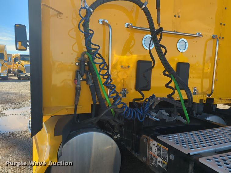 image for item EQ2456 2022 Kenworth T680 semi truck