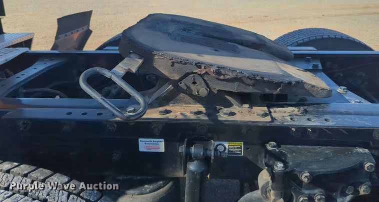 image for item EQ2456 2022 Kenworth T680 semi truck