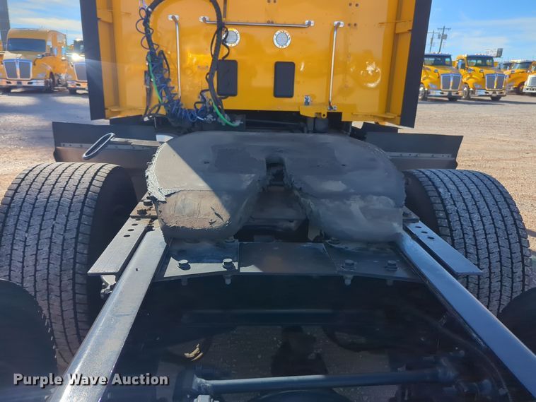 image for item EQ2456 2022 Kenworth T680 semi truck