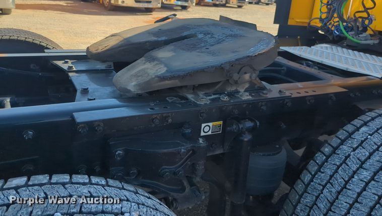 image for item EQ2456 2022 Kenworth T680 semi truck