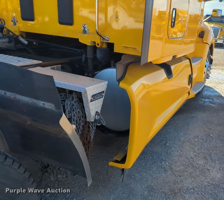 image for item EQ2456 2022 Kenworth T680 semi truck