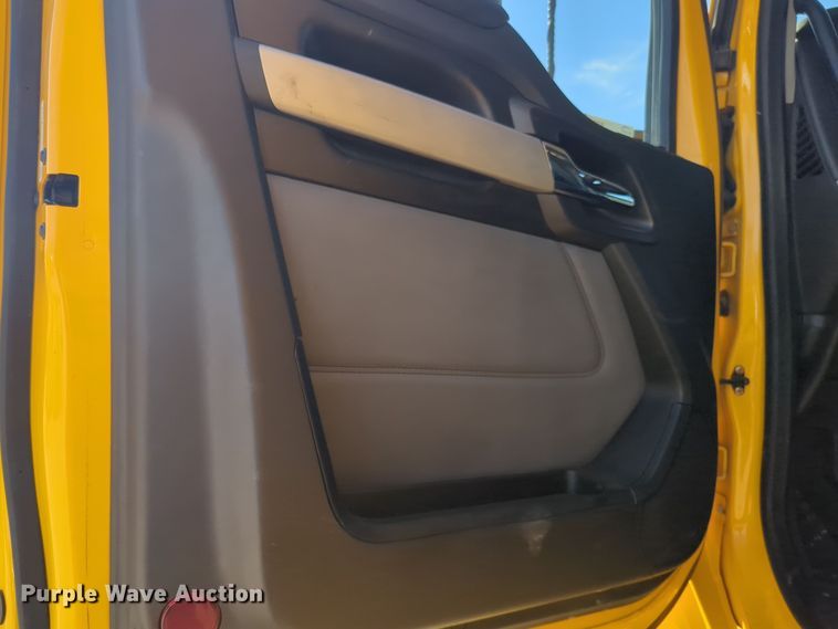 image for item EQ2456 2022 Kenworth T680 semi truck