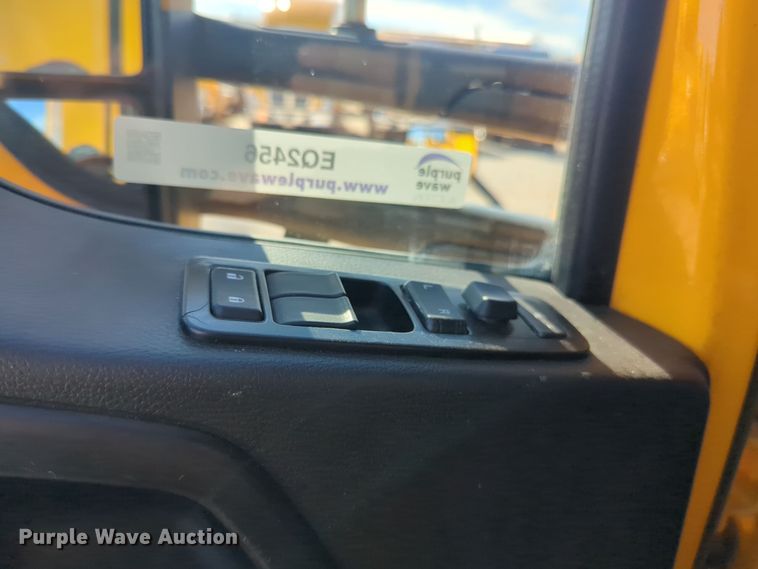 image for item EQ2456 2022 Kenworth T680 semi truck