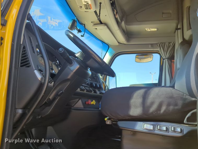 image for item EQ2456 2022 Kenworth T680 semi truck