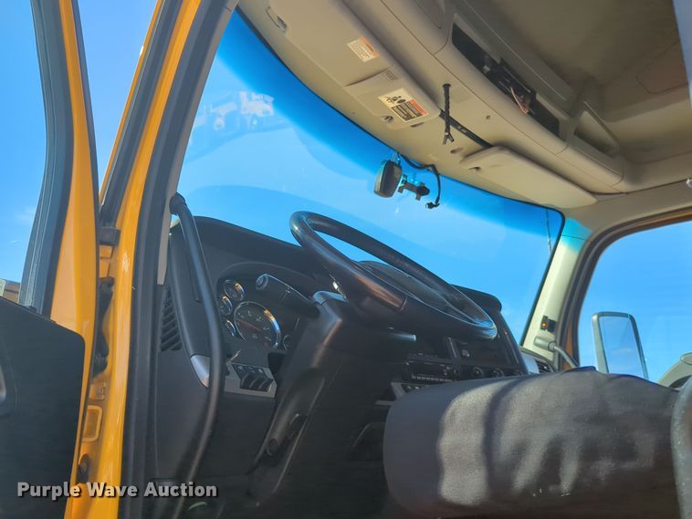 image for item EQ2456 2022 Kenworth T680 semi truck