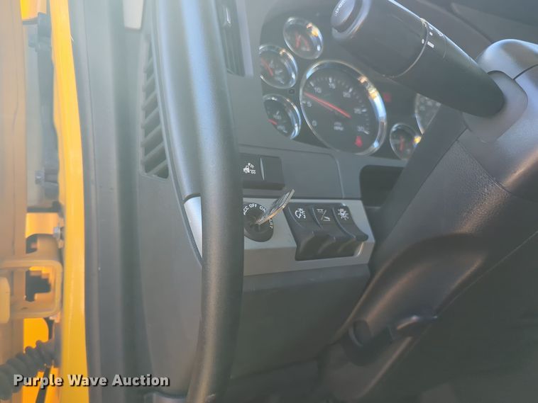 image for item EQ2456 2022 Kenworth T680 semi truck